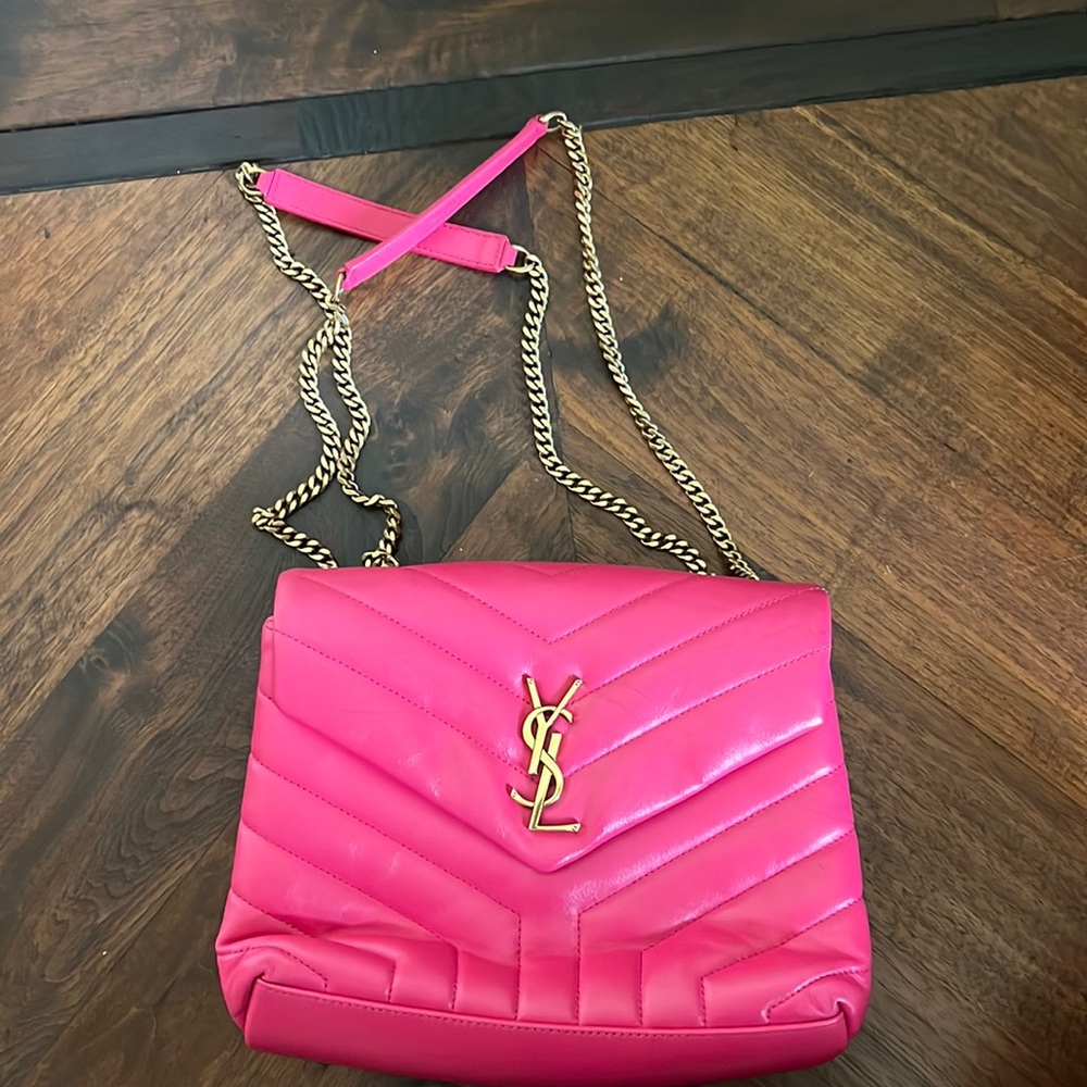 SAINT LAURENT small Supple Monogramme Loulou Chain Bag
Shocking Pink